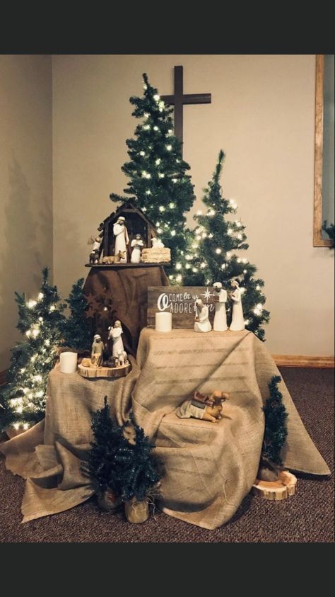 Christian Christmas Table Decorations, Church Library, Church Christmas Decorations, Christmas Bible, Christmas Church, Christmas Centerpiece, Construction Projects, Religious Christmas, Church Ideas