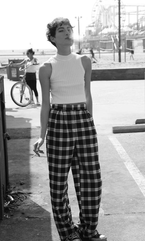 90s Androgyny, Check Pants Women, Women Wearing Mens Clothes, Checkered Clothing, Heather Kemesky, 90s Trousers, 90s Fashion Summer, Oversized Trousers, Boyfriend Look