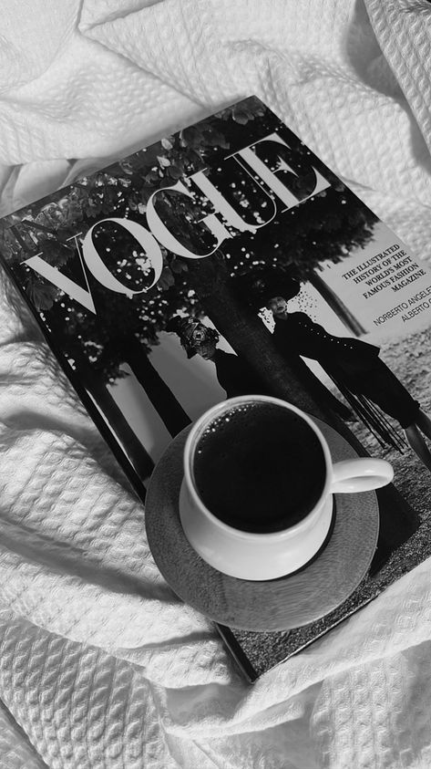 Vogue Aesthetic, French Vogue, Minimalist Photos, Polaroid Photos, Fashion Wallpaper, Vogue Covers, Famous Fashion, Fashion Books, Book Aesthetic