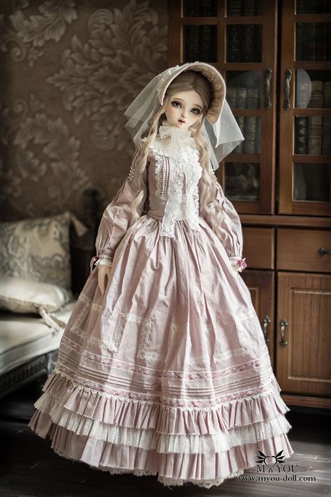 1800 Dresses, Traditional Femininity, Victorian Era Dresses, Bjd Doll Clothes, Seshomaru Y Rin, Bjd Dolls Girls, Ideas Regalos, Victorian Dolls, Realistic Dolls