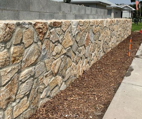 Outdoor Wall Stone, Mexico House Ideas, Stone Walls Garden, Deco Garden, Natural Stone Cladding, Stone Wall Design, Wall Fence, Stone Wall Cladding, Fireplace Tv Wall