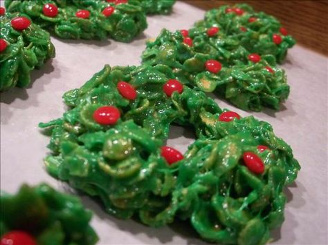 Christmas Corn Flake Wreaths Gluten Free Christmas Wreaths, Cornflake Wreaths, Christmas Wreath Cookies, Corn Flake, Wreath Cookies, Vegan Christmas, Green Food Coloring, 12 December, Christmas Goodies