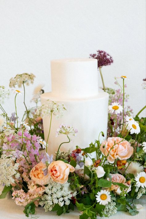 Cake Meadow Flowers, Cake Meadow, Wedding Cake Fresh Flowers, Wedding Backyard Reception, Wedding Bubbles, 2025 Wedding, Floral Wedding Cake, Wedding Party Planning, Floral Wedding Cakes