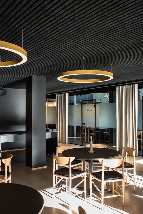 The focus of this office is on aesthetics as well as employee well-being and everyday practicalities. The black, unbroken Troldtekt line ceilings emphasise the stylishly graphic décor, and enhance the ceiling’s cohesive look. #goodacoustics #holzwolleplatten #träullsplattor #troldtekt | Architects: GPP arkitekter Black Ceiling Design, Absolute Collagen, Acoustics Design, Outdoor Baths, Interior Contemporary, Coffee Room, Facade Cladding, Folding Walls, Basement House