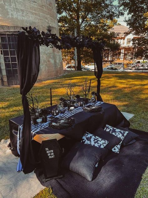 Cole Meacham Spooky Picnic, Halloween Picnic, Pallet Halloween, Picnic Setup, Spooky Dinner, Halloween Tea Party, Halloween Date, Luxury Picnic, Autumn Sky