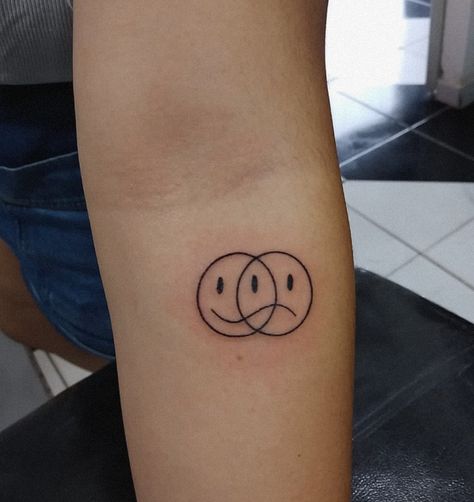 Fine Line Tattoo Smiley Face, Smiley Face Tattoo Ideas, Smiley Tattoo Ideas, Smiley Frowny Face Tattoo, Good Vibe Tattoos, Tattoo Designs Men Small Simple, Emoji Tattoos For Men, Spot Tattoo Sleeve, Psychodelisch Tattoos