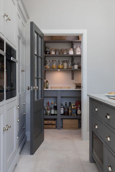 Kolory, drzwi do spiżarni Open Pantry, Kitchen Larder, Open Plan Kitchen Diner, Pantry Room, Open Plan Kitchen Dining, Open Plan Kitchen Living Room, Kitchen Pantry Design, Cottage Kitchens, Open Door