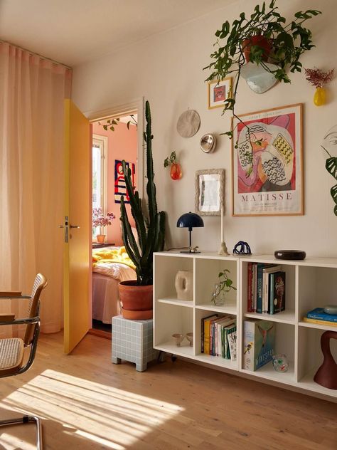 Desk Small Apartment, Small Living Room Decorating Ideas Apartment, Small Living Room Ideas Apartment Minimalist, Decorate Small Room, Minimalist Apartment Decor Ideas, Small Apartment Inspo, Small Flat Decor, Small Flat Ideas, Colorful Apartment Aesthetic