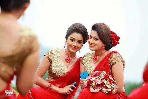 Dinakshie priyasad with her little sister Dinakshie Priyasad, Brides Mate Dress, Bridesmaids Colors, Red Sarees, Srilankan Wedding, Bridal Maids, Bridle Dress, Chinese Bride, Wedding Frocks