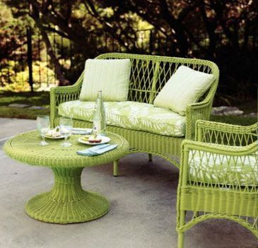 Eye For Design: Decorate With Colorful Wicker Furniture Paint Wicker, Wicker Furniture Makeover, Painting Wicker Furniture, Wicker Couch, Wicker Headboard, Wicker Shelf, Painted Wicker, Wicker Planter, Outdoor Wicker Furniture