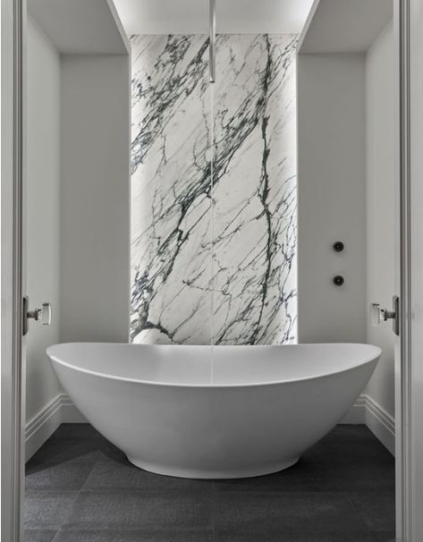 White Marble Bathrooms, White Interiors, White Interior Design, Decor Baie, Appartement Design, Luxury Marble, Managing Director, Bath Ideas, Trendy Bathroom