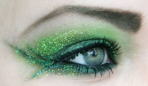 For that magical fairy in all of us... Green Fairy Eye Makeup | Pics by Jangsara | Makeup inspiration Fairy Eye Makeup, Saint Patricks Day Makeup, Karneval Diy, Fairy Eyes, Green Eyeshadow Look, Fantasy Make-up, Glitter Liner, Eye Makeup Pictures, Green Makeup