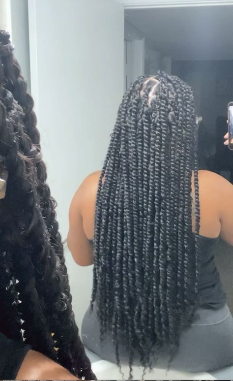 DIY passion twists. The best hair to use for passion twists. Senegalese Twist With Color, Butterfly Locs Long, Hair For Butterfly Locs, Crochet Hair Curly, Water Wave Crochet Hair, Locs Long, Curly Braiding Hair, Passion Twist Hair, Water Wave Crochet