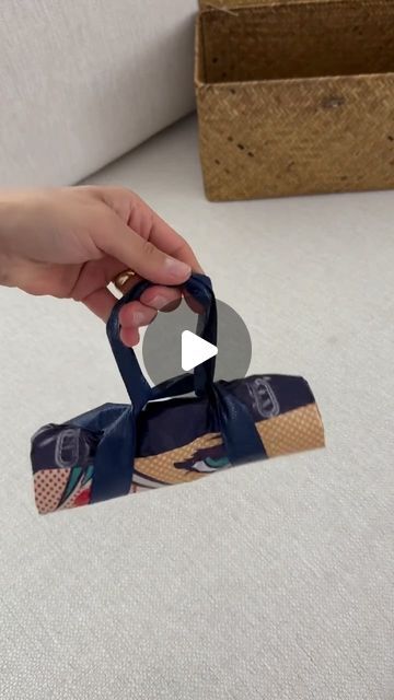 Folding Shopping Bags, Folding Hacks, Gifts Wrapping Diy, Cleaning Motivation, Folding Bag, Christmas Crafts For Gifts, How To Fold, Folding Clothes, Clever Hacks