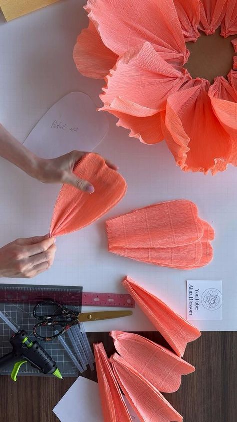 Learn how to create a DIY Giant Paper Peony with this easy step-by-step tutorial, perfect for beginners! This beautiful paper flower can be used for wall decor, photo backdrops, and other creative projects. Whether you're new to crafting or an experienced creator, this tutorial will show you how to make stunning, voluminous flowers for any occasion. Paper Peonies Tutorial, Peony Tutorial, Giant Flowers Diy, Paper Peony, Paper Flowers Diy Easy, Tissue Paper Flowers Diy, Paper Flower Patterns, Paper Flower Art, Paper Peonies