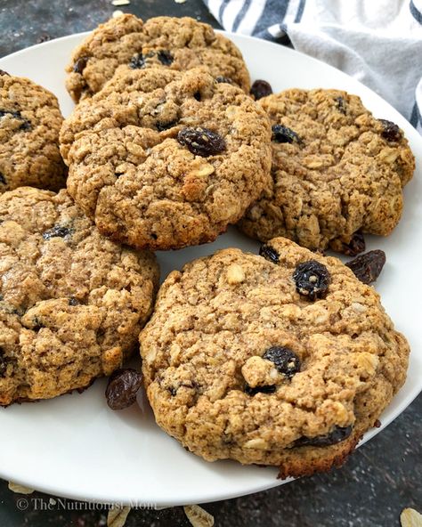 These Oatmeal Raisin Protein Cookies offer protein and fiber, plus a chewy texture and buttery brown sugar flavor. My dad loves oatmeal raisin cookies (they’re his favorite), but he’s also trying to be more health-conscious… so I decided... Low Calorie Oatmeal, Oatmeal Protein Cookies, Baking With Protein Powder, Protein Mug Cakes, Oatmeal Breakfast Bars, Protein Baking, Protein Oatmeal, Mom Recipes, Healthy Baked