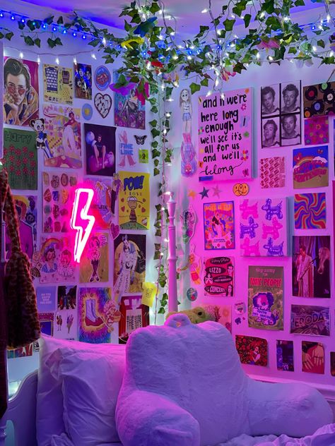 retro pop culture room, aesthetic posters Aesthetic Posters, Bedroom Aesthetic, Aesthetic Bedroom, Living Room, Bedroom, Wall, Pink, Furniture