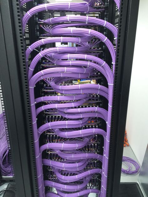 Beautiful cable runs into an 19" rack. Excellent even with cable ties! Network Rack, Structured Cabling, Server Room, Computer Build, Server Rack, Internet Providers, Network Cables, Network Cable, Cable Ties