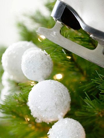 Make a Fun Christmas Tree Garland from Foam Snowballs Snowball Garland, Snow Balls, Christmas Tree Trimming, Diy Christmas Garland, Diy Christmas Tree Topper, Garland Diy, Christmas Tree Garland, Tree Garland, Cool Christmas Trees