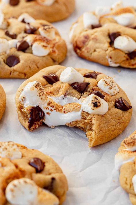 These toasted reindeer tracks cookies have a thick and rich peanut butter pudding cookie base that have been stuffed with marshmallow fluff. Top them with extra chocolate chips and mini marshmallows, then toast them until golden brown. Peanut Butter Pudding Cookies, Reindeer Tracks, Marshmallow Reindeer, Marshmallow Peanut Butter, Pistachio Pudding Cookies, Smores Cookies Bars, Peanut Butter Pudding, Chocolate Chip Marshmallow Cookies, Chocolate Chip Pudding Cookies