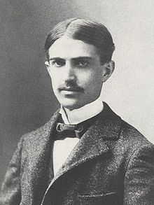 Stephen Crane (1871-1900) Author who wrote notable works in the Realist tradition as well as early examples of American Naturalism and Impressionism. He is recognized by modern critics as one of the most innovative writers of his generation. He won international acclaim in 1895 for his Civil War novel The Red Badge of Courage, which he wrote without any battle experience. Crane Photo, Stephen Crane, Story Writer, People Of Interest, Writers And Poets, American Poets, Writers Write, American Literature, Famous Authors