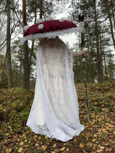 Mushroom hat diy Mushroom Hat Ren Fair, Giant Mushroom Hat, Mushroom Lady Costume, Mushroom Hat Cosplay, Mushroom Costume Diy, Mushroom Hat Diy, Mushroom Halloween Costume, Diy Mushroom Hat, Mushroom Outfits