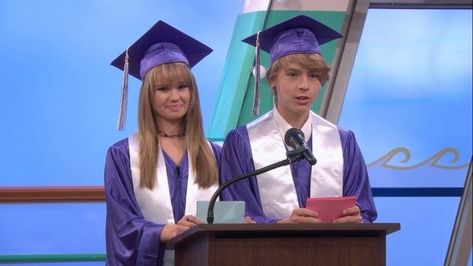 Disney Channel Graduation, Bailey Pickett, Grad Speech, Sweet Life On Deck, Suit Life On Deck, Cody Martin, Sprouse Twins, Senior Year Things, Disney Graduation