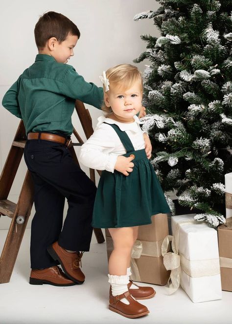 Toddler Sibling Christmas Pictures, Toddler Girls Christmas Outfits, Infant Christmas Outfit Girl, Santa Photos Outfit, Christmas Outfit Kids, Toddler Christmas Pictures, Sibling Christmas Pictures, Toddler Christmas Photos, Outfit Navidad