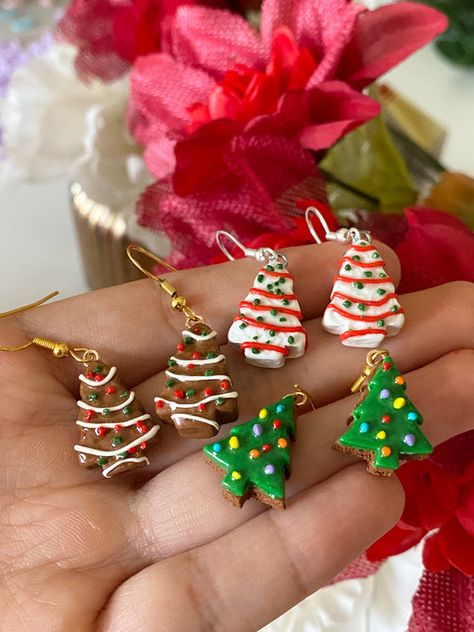 Christmas Cake Earrings, Seasonal Clay Earrings, Clay Christmas Cookies, Polymer Clay Christmas Cookies, Christmas Tree Cake Earrings, Seasonal Polymer Clay Earrings, Clay Christmas Earrings Diy, Cute Christmas Earrings, Polymer Christmas Earrings