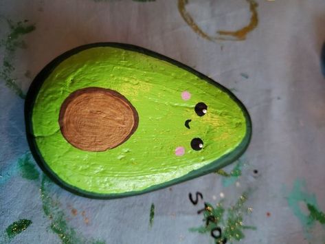 Avocado Painting, Stone Art Painting, Painted Rocks Kids, Painted Rocks Craft, Painted Rocks Diy, Rock Painting Ideas Easy, Rock Painting Patterns, Paint Rock, Rock Painting Designs