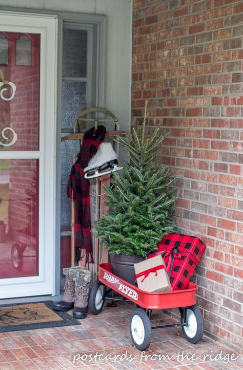 Stoop Decor, Small Porch Decorating, Outside Christmas Decorations, Winter Porch, Fall Front Porch Decor, Christmas Front Porch, Vintage Outdoor, Christmas Porch Decor, Red Wagon