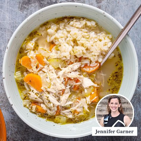 Jennifer Garner Uses 2 Secret Ingredients to Make Her Famous ‘Leftover Chicken Soup’ Best Veggies To Eat, Leftover Chicken Soup, Pumpkin Dump Cake Recipe, Chicken Soup Recipe, Chicken Orzo, Enchilada Soup, Chicken Enchilada Soup, Curry Soup, Chicken Tortilla