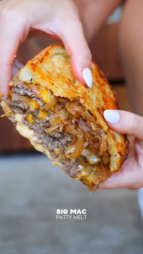 Patty Melt, Delicious Snacks Recipes, Fair Food Recipes, Food Recepie, Big Mac, Food Videos Cooking, Food Obsession, Interesting Food Recipes, Easy Snacks