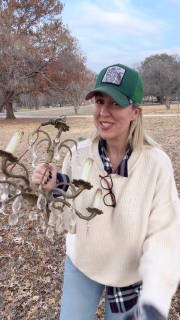 Sarah Teresinski on Instagram: "Brass Chandelier Hack!♻️ this is a follow-up to my solar chandelier, hack, DIY that y’all asked for, so check it out! #chandelier #diychandelier #chandelierhack #lightinghack #outdoorlighting #lantern #upcycledhome #entertaining #entertaininghack #homedecor #homedecorhack #lifehacks #upcycle #rework #diy #thriftflip #homedecor #upcycling #upcycle #diy #thriftflip #homedecor #upcycles #rework #upcycling #thriftflip #sconce #reuse #recycle #secondhandstyle #trans Chandelier Without Electricity, Old Chandelier Ideas Repurposed, Repurpose Chandelier, Diy Chandelier Ideas Upcycling, Outdoor Chandelier Diy, Diy Outdoor Chandelier Ideas, Upcycle Chandelier, Chandelier Upcycle, Diy Chandelier Ideas