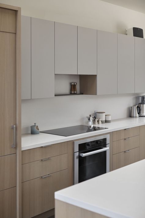 When it comes to kitchen design, balancing function and form is key. A simple metal shelf runs along the bottom datum of the upper cabinets, so the ventilation system can stay at an optimal height without sacrificing the quality of the design. And, it's a perfect place to keep your spices too. Here we see cabinets in white oak with pigmented varnish fronts, for a clean, matte aesthetic. #luxurykitchen #kitchendesign #americanmade California Beach House, Cartoon Cookie, Aesthetic Apartment, Metal Shelf, Pattern Pictures, Upper Cabinets, Ventilation System, California Beach, Metal Shelves