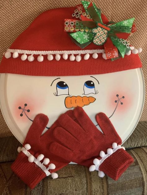 Pizza Pan Christmas Crafts, Pizza Pan Crafts, Pizza Christmas, Christmas Pizza, Diy Schneemann, Snowman Crafts Diy, Dollar Store Christmas Crafts, Pizza Pans, Snowman Christmas Decorations