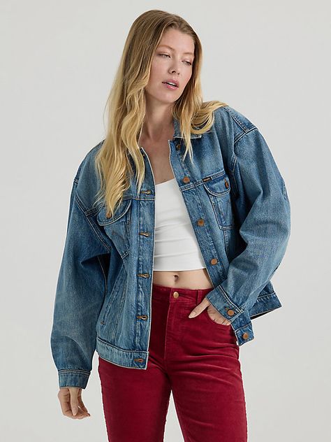 MADE FOR EASY LAYERING Our denim’s been legendary since 1947 for a reason. Offering the classic look of a lived-in staple and a flattering silhouette, our women’s denim jacket will steal the show everywhere you go. It’s crafted from a partially recycled fabric blend with cotton to ensure all-day comfort and lasting quality. The girlfriend fit gives it that authentic vintage look right from the start with the perfect amount of room for layering over everything in your closet. It comes with chest Rory Costume, Over Sized Jean Jacket, Jean Jacket Outfits Summer, 80s Jean Jacket, Womens Denim Jacket, Wrangler Women, Casual Denim Outfits, Denim Jacket And Jeans, Lifestyle Shoot