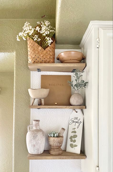 Springtime kitchen shelf styling ideas Tiny Shelf Decor Ideas, Boho Wall Shelf Decor, Wall Shelf Decor Bedroom, Apt Organization, Spring Shelf Decor, Boho Wall Shelf, Kitchen Shelf Styling, Shelf Decorations, Content Photos