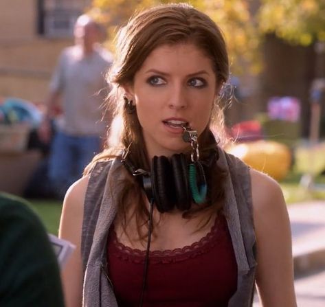 Becca From Pitch Perfect, Beca Pitch Perfect Aesthetic, Becca Pitch Perfect Aesthetic, Pitch Perfect Wallpaper Aesthetic, Beca Mitchell Aesthetic, Becca Pitch Perfect, Pitch Perfect Aesthetic, Pitch Perfect Characters, Becca Mitchell