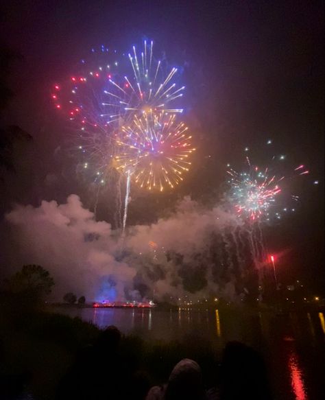 July Birthday Aesthetic, Watching Fireworks Aesthetic, 4th Of July Party Aesthetic, July Aesthetic Month, Fire Works Aesthetic, New Year Pfp, Fourth Of July Friends, Fourth Of July Aesthetic, Coming Of Age Aesthetic