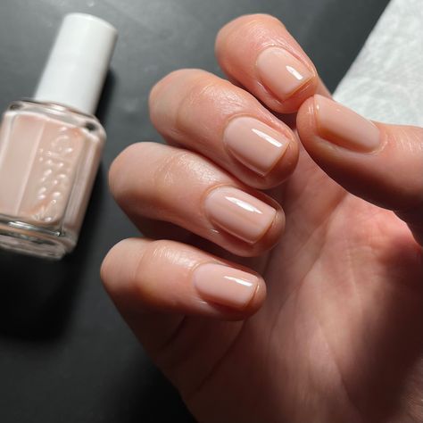 Ongles Design, Natural Nail Designs, Fingernail Designs, Beauty Pics, Nude Nail Polish, Beige Nails, Nail Colours, Essie Nail Polish, I Love Nails