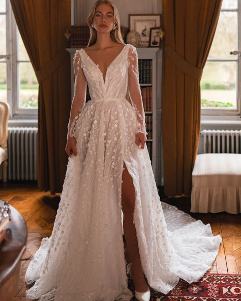 All brides-to-be get ready! The Katy Corso Bridal Couture Spring 2025 collection will appear very soon at @michaela_svadobny_salon trunk show. Luxurious Medisson, romantic Violette, classic Grace, brilliant Mayla, laconic Albina and many other dresses will be waiting for you. Don’t miss, book your fitting appointment in advance. 🗓️ November 11-24 📍 Skalica, Slovakia #KatyCorso #KatyCorso_trunkshow #bridalfashion #weddingdress #weddingdressslovakia #svadobnéšaty Melayu Wedding Dress, Melayu Wedding, Romantic Wedding Gowns, Marriage Gown, Gown With Long Sleeves, Bridal Boxes, Romantic Classic, Lyon France, Spring 2025