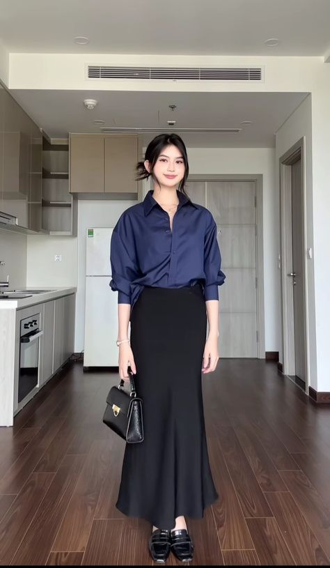 Button Up Shirt Outfit Formal, Korean Corporate Attire, Modest Formal Outfits, Asian Business Women, Formal Skirt Outfit, White Black Outfit, Bussines Casual Woman, Business Outfit Ideas, Semi Formal Outfits For Women