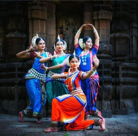 Odisha Culture Photography, Art And Culture Drawing, Kathak Poses, Odisha Dance, Odisha Culture, Odisha Art, Indian Dances, Culture Illustration, Dance Drawing