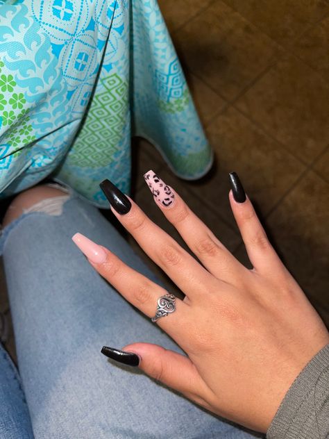 Light Pink Nails With Black Tips, Black And Light Pink Nails, Baby Pink And Black Nails, Light Pink And Black Nails, Black And Pink Nails Ideas, Cheetah Acrylic Nails, Cheetah Nails, Light Pink Nails, Light Nails