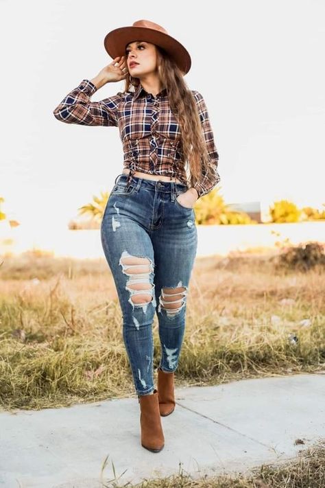 30 Rodeo Outfits Women You Will Love 2024 Cowgirl Outfits Jeans, Rodeo Attire Women Outfits, Outfits Rancheros Mujer, Cowgirl Outfits Casual, Vaquera Outfit Mexican Women, Curvy Cowgirl Outfits, Latina Cowgirl Outfits, Ootd Vaquero, Outfit Vaquero