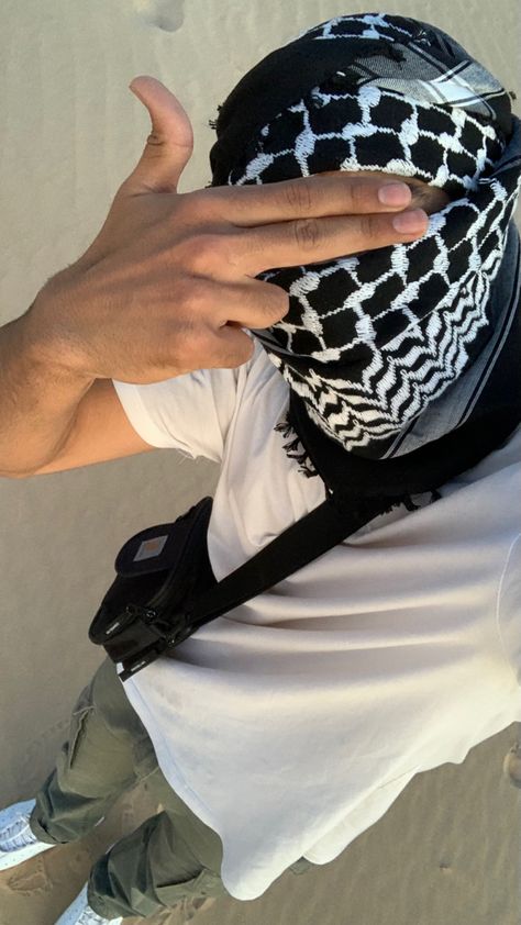 Arabs Aesthetic, Keffiyeh Men, Desert Outfit, Uk Streetwear, ماثيو ماكونهي, Scarf Outfit, Dope Outfits For Guys, Street Style Outfits Men, Photo Pose For Man