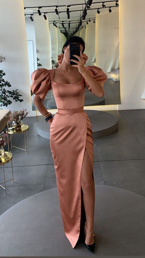 Braidsmaid Outfits Style, Silk Graduation Dress, Silk Bridesmaid Dress, Elegant Silk Dresses, Casual Bridesmaid Dresses, Chic Dress Classy, Gaun Fashion, Classy Prom Dresses, Mode Abaya