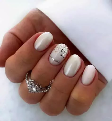 Short Nails 2023 Trends Summer White, 2023 White Nails, White Dip Nails With Designs, Short White Nail Ideas, Nail Ideas For 2023, Christmas Present Nails, White Short Nails, Burberry Nails, White Nail Ideas