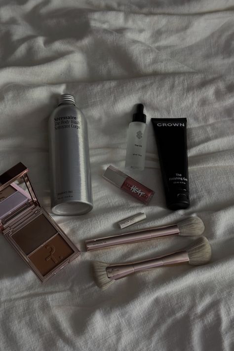 Clean girl aesthetic new beauty products on on neutral comforter Eco Beauty Products, Alix Earle Makeup, Patrick Ta Makeup, Unboxing Aesthetic, Freckle Pen, Alix Earle, Contour Powder, Patrick Ta, Sephora Sale